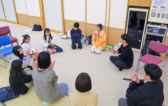 メンバーの中から選出される班長たちが、練習後、班員の様子などを共有する（同）