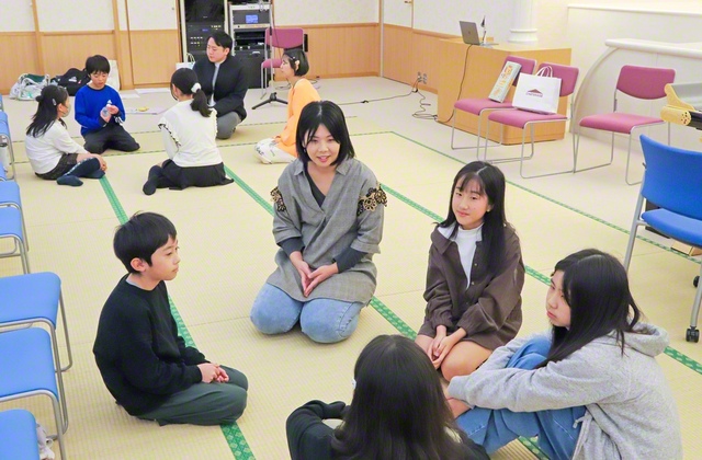 小グループに分かれてフリートーク。次回の出演に向けての決意などを語り合った（同月25日、東北文化会館で）