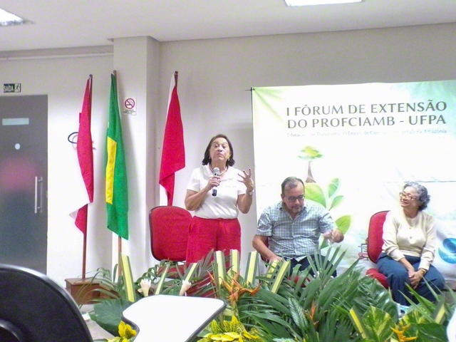 COP30に向けて開かれたフォーラムでマイクを握るアラウジョ教授（先月、パラー連邦大学で。ブラジルSGIのダイニソン・ソウザさん提供）