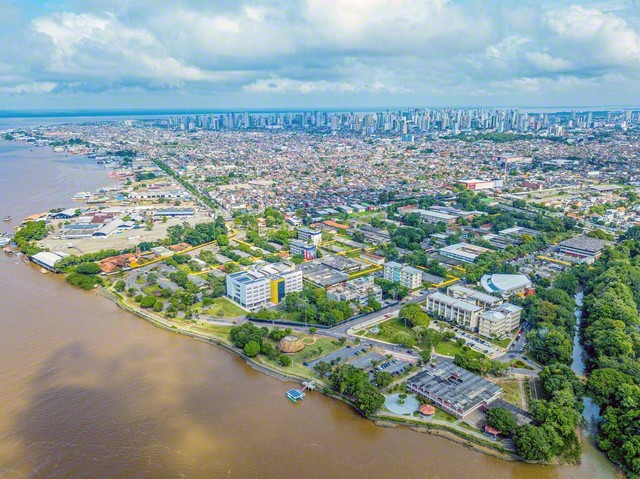 手前に、緑豊かなパラー連邦大学のキャンパス。奥には、ベレン中心部の高層ビル群が見える