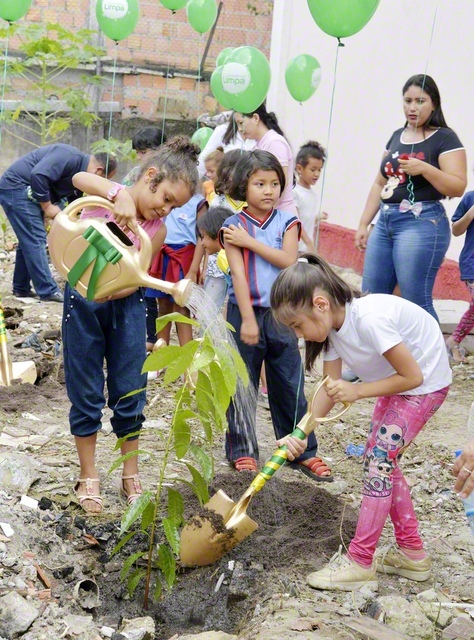 2020年3月、アマゾン創価研究所がアマゾナス州マナウス市の短大と協力して実施した「校庭緑化プロジェクト」。アマゾン原産の苗木を、子どもたちと一緒に植樹した