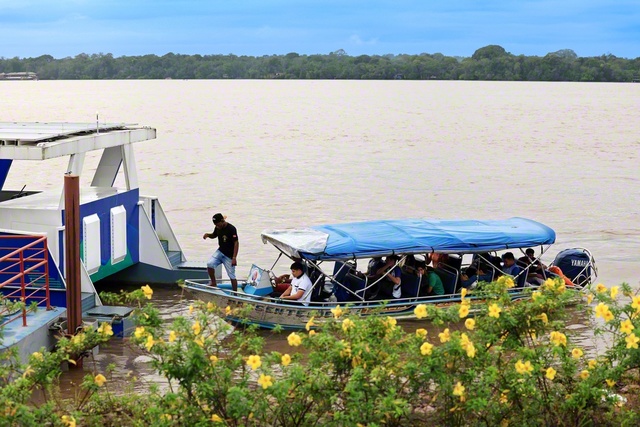 舟に乗って川を渡り、通学する学生も少なくない