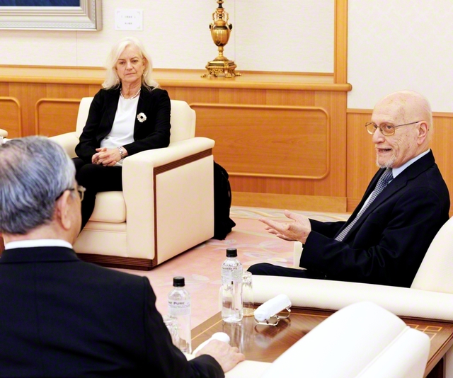 パグウォッシュ会議のアルシャハリスターニ会長㊨、ホールバーグ事務総長㊥と原田会長が語り合う（学会本部第2別館で）