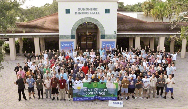 アメリカ壮年部研修会の参加者が記念撮影。“地域広布の黄金柱”として、対話拡大に走る決意を新たにした（10月4日、フロリダ自然文化センターで）