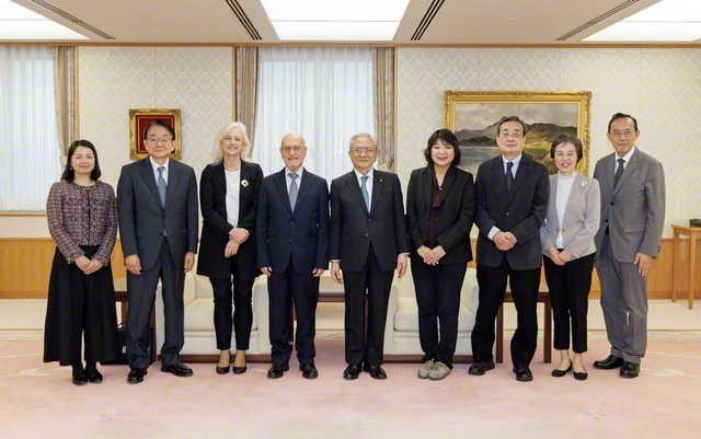 アルシャハリスターニ会長ら一行と記念のカメラに