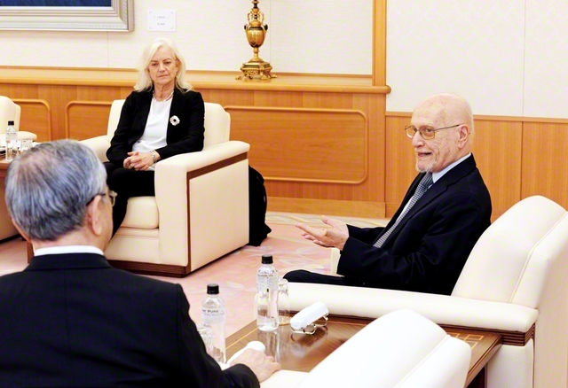 パグウォッシュ会議のアルシャハリスターニ会長㊨、ホールバーグ事務総長㊥と原田会長が語り合う（学会本部第2別館で）