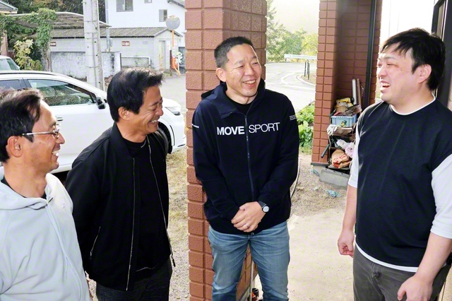 山下公明さん（右端）と語らう東近江大城圏のヤング壮年部のリーダーたち（東近江市内で）