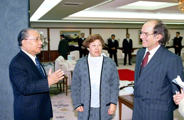 来日したエスキベル博士㊨とアマンダ夫人㊥を池田大作先生が歓迎。この日、博士は芳名録に「民衆とともに　大いなる力と希望を。――平和と善の同志として」と記した（1995年12月、都内で）