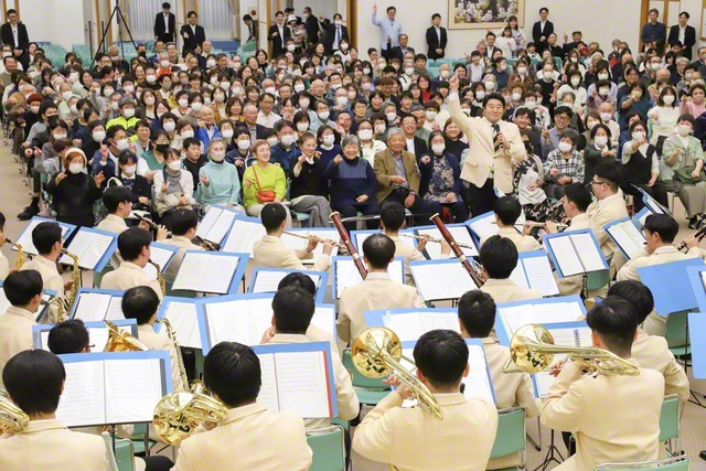 全国大会を終えた創価グロリア吹奏楽団が、その日の午後に「ファミリーコンサート」を開催。参加者が楽団の指揮に挑戦するシーンも（新潟池田文化会館で）