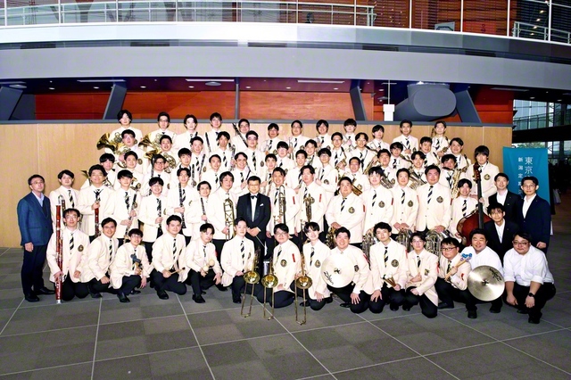 全国大会で平和の旋律を奏でた音楽隊・創価グロリア吹奏楽団の友が朗らかに（10月26日、新潟市内で）