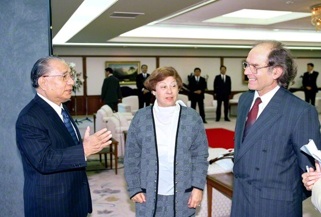 来日したエスキベル博士㊨とアマンダ夫人㊥を池田大作先生が歓迎。この日、博士は芳名録に「民衆とともに　大いなる力と希望を。――平和と善の同志として」と記した（1995年12月、都内で）