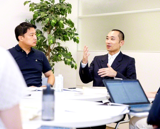 西方青年部長㊧と苫野准教授（本年8月、世界聖教会館で）