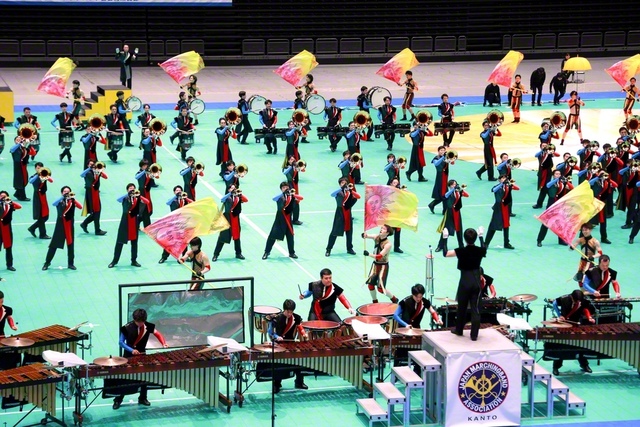 創価ルネサンスバンガードは「STORM　＆　RAIN」をテーマに、小道具や大布などを駆使して曲の世界観を見事に表現し、会場を魅了した（9日、さいたまスーパーアリーナで）