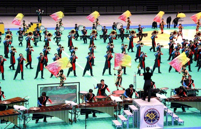 創価ルネサンスバンガードは「STORM　＆　RAIN」をテーマに、小道具や大布などを駆使して曲の世界観を見事に表現し、会場を魅了した（9日、さいたまスーパーアリーナで）