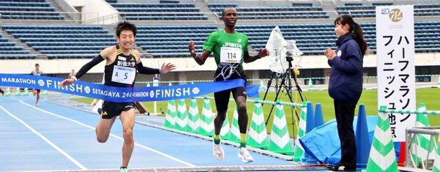 世田谷246ハーフマラソンで、優勝のフィニッシュテープを切る山口選手＝創大駅伝部提供