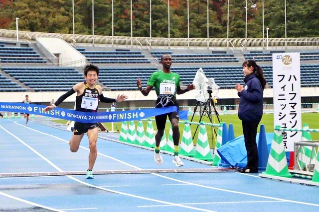 世田谷246ハーフマラソンで、優勝のフィニッシュテープを切る山口選手＝創大駅伝部提供
