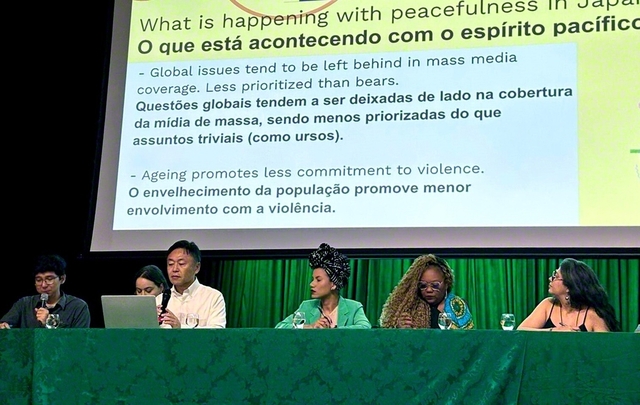 ブラジルで行われたイベントで浅井部長（前列左から2人目）が発言