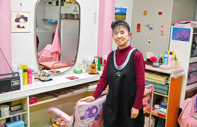 【美容のさつき】ピンクを基調とした明るい店内で、カットから仕上げまで、こだわりを持ってお客を輝かせる