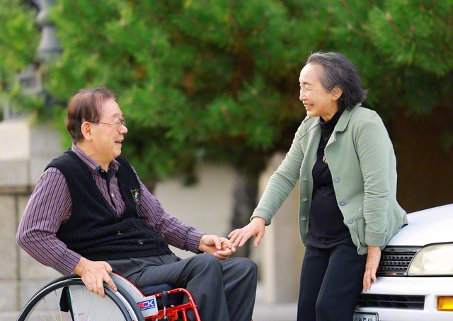 「終ちゃんは努力家だよね」とたたえる敏子さん㊨。夫・終一さんの運転で、思い出をつむいできた広布の旅路。愛車の走行距離は現在、約14万キロに達している