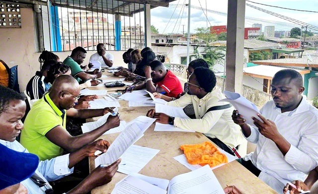 試験に挑むガボンの友。満点に輝いたメンバーも多く、研さんの喜びにあふれた（同19日）