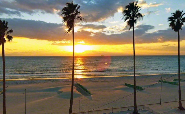 愛知県南知多町の内海海水浴場。砂浜は弓状に約2キロ続き、奥行きは約80メートルもある。東海地区最大級の広さで、人気がある=愛知・纐纈明三通信員