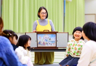 読み聞かせ歴15年の渡辺さん。ふすまを模した“紙芝居の舞台”もお手製である。「子どもたちが話の“オチ”に気付いた時の、楽しそうな顔が大好きです」