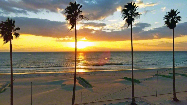 愛知県南知多町の内海海水浴場。砂浜は弓状に約2キロ続き、奥行きは約80メートルもある。東海地区最大級の広さで、人気がある＝愛知・纐纈明三通信員