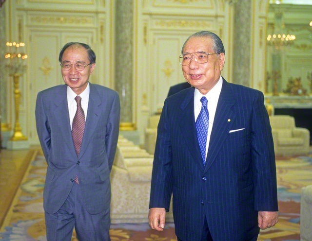 元国連事務次長の明石康氏と会談する池田先生（1999年6月、八王子市の東京牧口記念会館で）。「私の知り合いの外国人も、名誉会長の“トインビー対談”を読んだという人が何人もいます」と語った明石氏に、先生はこう応じた。「後世に残るものを作りたい」「きょう私が明石さんとの語らいを残したかったのも、そのためです」