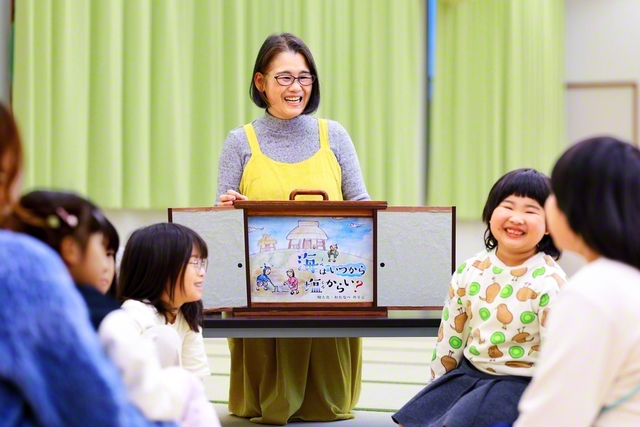 読み聞かせ歴15年の渡辺さん。ふすまを模した“紙芝居の舞台”もお手製である。「子どもたちが話の“オチ”に気付いた時の、楽しそうな顔が大好きです」