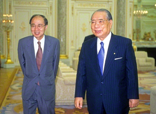 元国連事務次長の明石康氏と会談する池田先生(1999年6月、八王子市の東京牧口記念会館で)。「私の知り合いの外国人も、名誉会長の“トインビー対談”を読んだという人が何人もいます」と語る明石氏に、先生はこう応じた。「後世に残るものを作りたい」「きょう私が明石さんとの語らいを残したかったのも、そのためです」