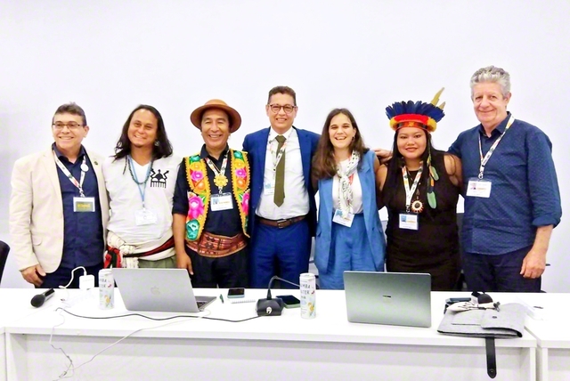 慈済基金会などと共催した行事では登壇者が記念のカメラに（11日）