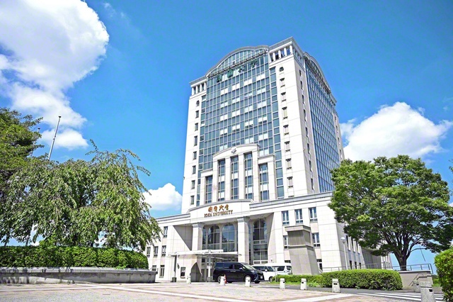 創価大学の本部棟