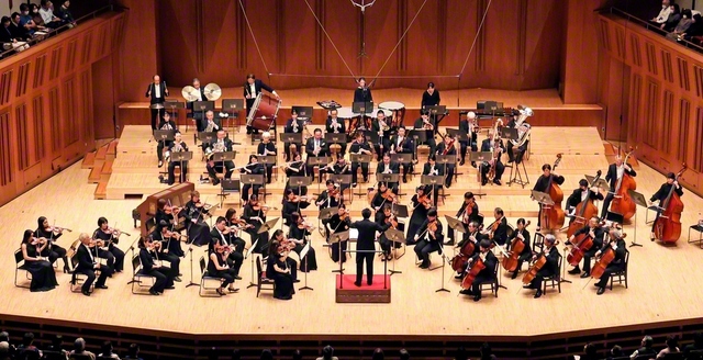 富士交響楽団の定期演奏会。アンコールでは、学会歌「母」などを奏でた（東京芸術劇場で）