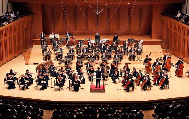 富士交響楽団の定期演奏会。アンコールでは、学会歌「母」などを奏でた（東京芸術劇場で）