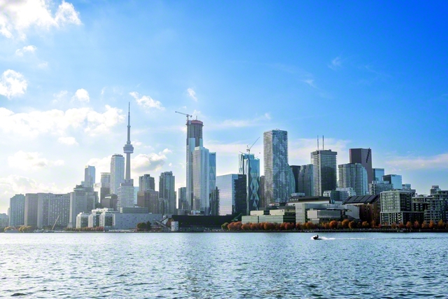 カナダ最大の都市トロント。五大湖の一つ、オンタリオ湖に面し、同国の商工業・金融の中心を担っている
