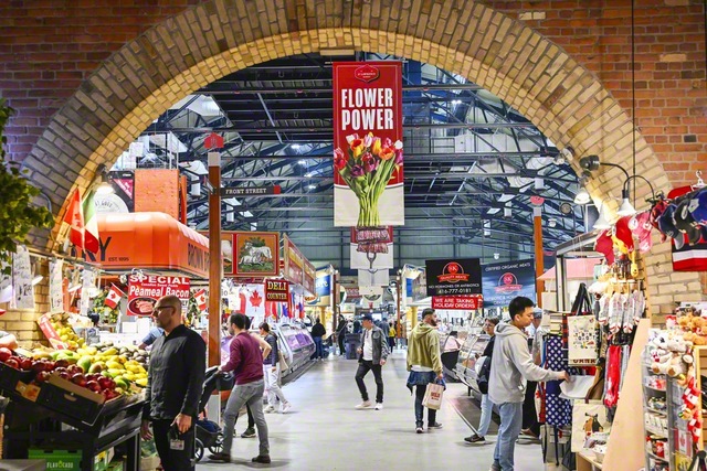 “トロントの台所”と呼ばれる人気観光地「セント・ローレンス・マーケット」。生鮮食品や惣菜、お土産などの120を超える店舗があり、多くの人でにぎわう