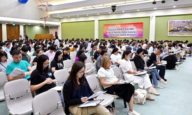 真剣な面持ちで試験に臨むシンガポールの友（10月19日、SGS本部で）