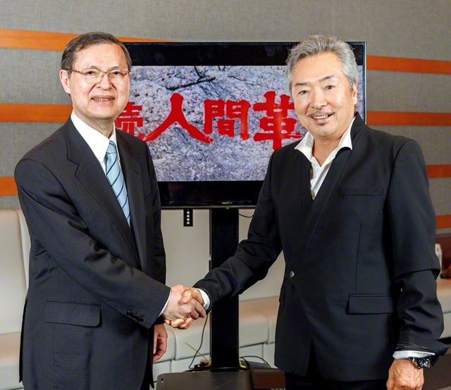 あおい輝彦さん㊨と池田主任副会長が固い握手を交わす