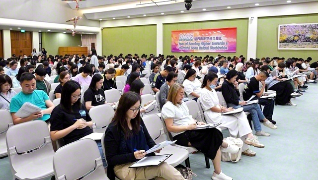 真剣な面持ちで試験に臨むシンガポールの友（10月19日、SGS本部で）