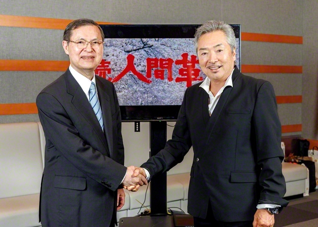 あおい輝彦さん㊨と池田主任副会長が固い握手を交わす