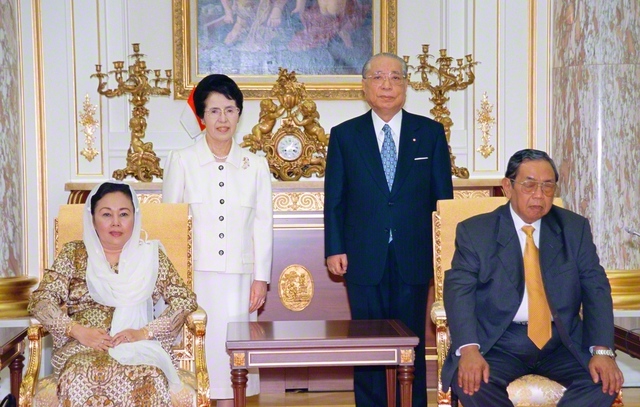 池田先生夫妻がワヒド元大統領夫妻を東京牧口記念会館に迎えて。イスラム指導者と仏教指導者の歴史的な語らいとなった（2002年4月、東京・八王子市で）