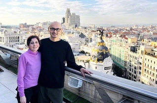 ナカシマさん㊨と妻のイサベルさんがマドリードの街を背に