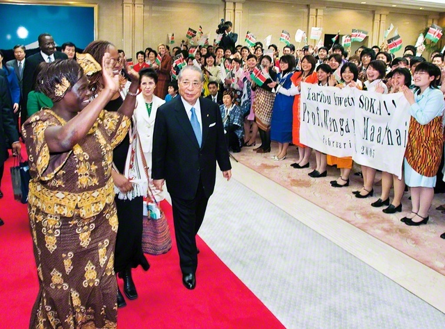 「生命尊厳」の哲学が共鳴！――アフリカに植樹運動を広げ、ノーベル平和賞を受賞したワンガリ・マータイ博士と（2005年2月、都内で）