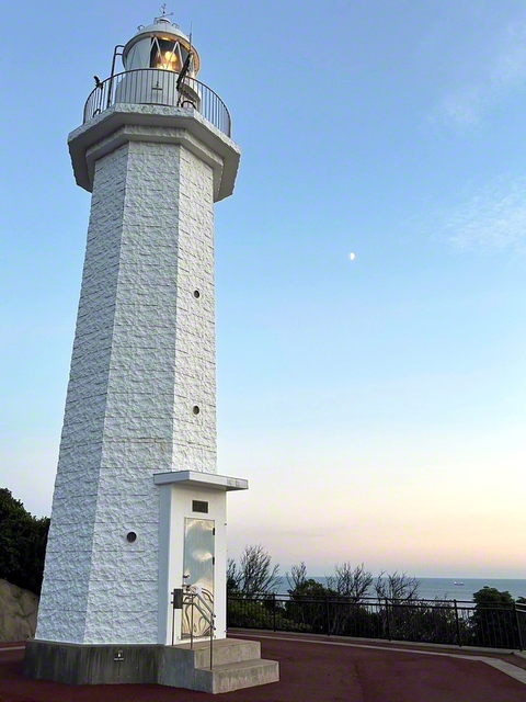 紀伊半島の西端にそびえ立つ「紀伊日ノ御埼灯台」（和歌山県日高町）。紀伊水道を航行する船の安全を守っている＝和歌山・木下智裕通信員