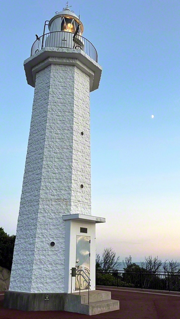 紀伊半島の西端にそびえ立つ「紀伊日ノ御埼灯台」（和歌山県日高町）。紀伊水道を航行する船の安全を守っている＝和歌山・木下智裕通信員