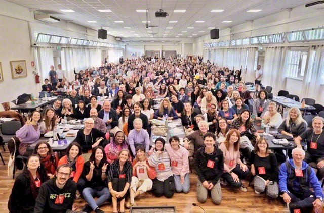 笑顔はじけるイタリア・アブルッツオ州の研修会。青年部の有志が愛唱歌「転換点」を熱唱した（10月19日、ローマ文化会館で）