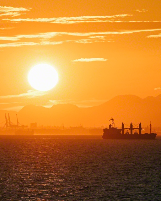 3人は燃える夕日に重なる。まだまだ健在。志はいや増して燃えている