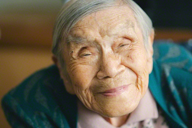 石井美奈子さん。補聴器もメガネも「面倒だからいらないわ」