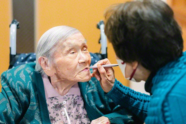 取材前に口紅を塗ってもらっていた。どんどんきれいになっていく。「昔は毎日してたけど、ここのところ、してないねえ。だから今日はうれしいよ」