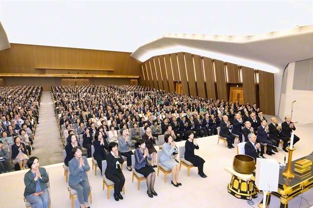 原田会長を中心に広宣流布大誓堂で営まれた池田先生の三回忌追善勤行法要。全池田門下が、世界広布の拡大をもって、報恩の証しを示しゆくことを誓い合った